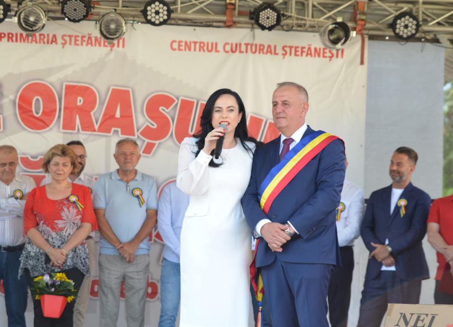 Simona Bucura Oprescu, la Ziua Oraşului Ştefăneşti: "Primarul Velcea schimbă Ştefăneştiul în bine în fiecare zi"
