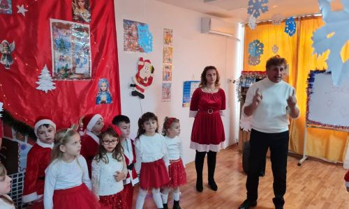 Primarul comunei Bogați, alături de prichindeii din localitate