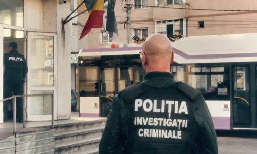 Un POLIȚIST din Argeș a RETURNAT o geantă în care se aflau 15.000 de euro
