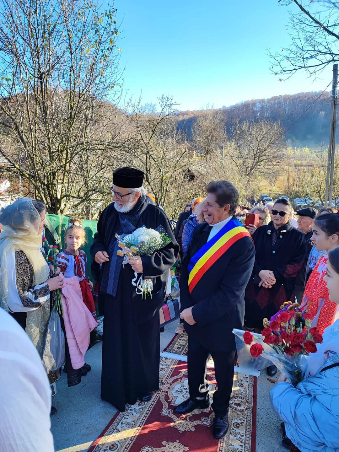 Momente emoționante în comuna Bogați! A fost sfințită biserica din satul Godinaci