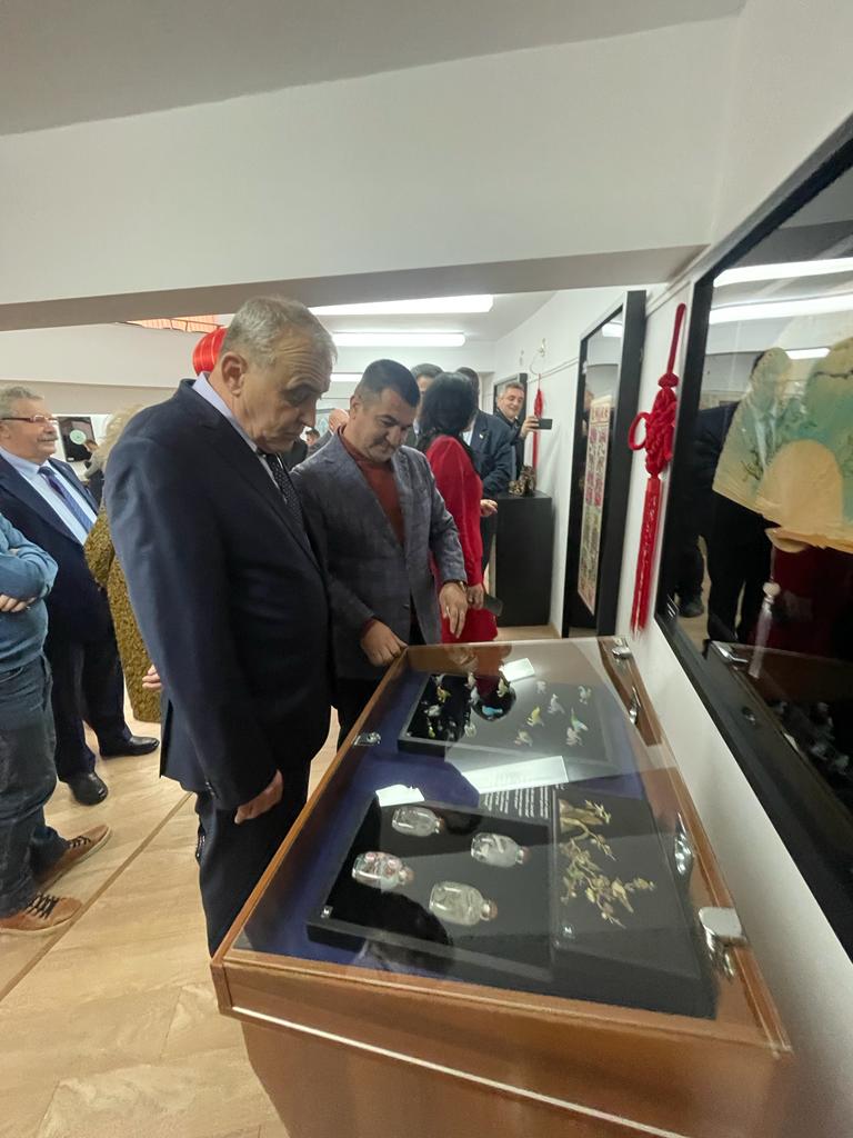 Ambasadorul Chinei, la expoziţia de artă tradiţională chineză în Argeş