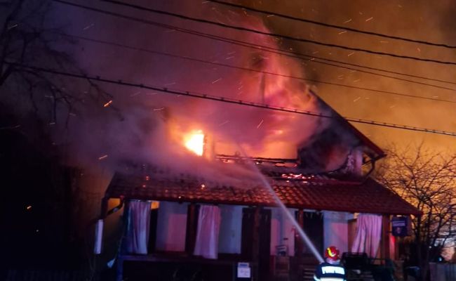 INCENDIU la o PENSIUNE din Argeș!
