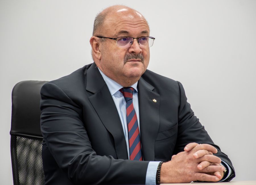 Președintele Consiliului Județean Argeș, Ion Mînzînă, a semnat contractul de finanțare pentru achiziția a 17 microbuze electrice școlare