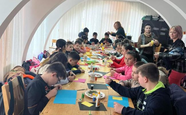 Momente superbe la Primăria Aninoasa! Elevii au realizat mărțișoare alături de primar