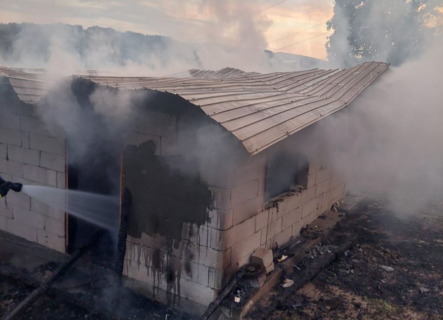 Argeşean reţinut după ce şi-a dat FOC la casă