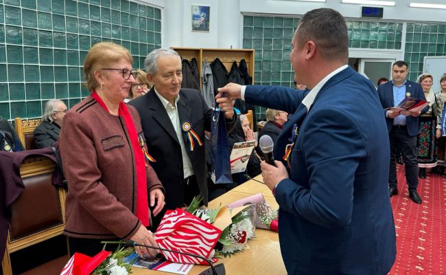 La Mioveni au fost premiate cuplurile care au împlinit 50 de ani de căsătorie neîntreruptă