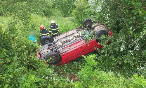Accident GRAV în Argeș! O mașină s-a RĂSTURNAT!