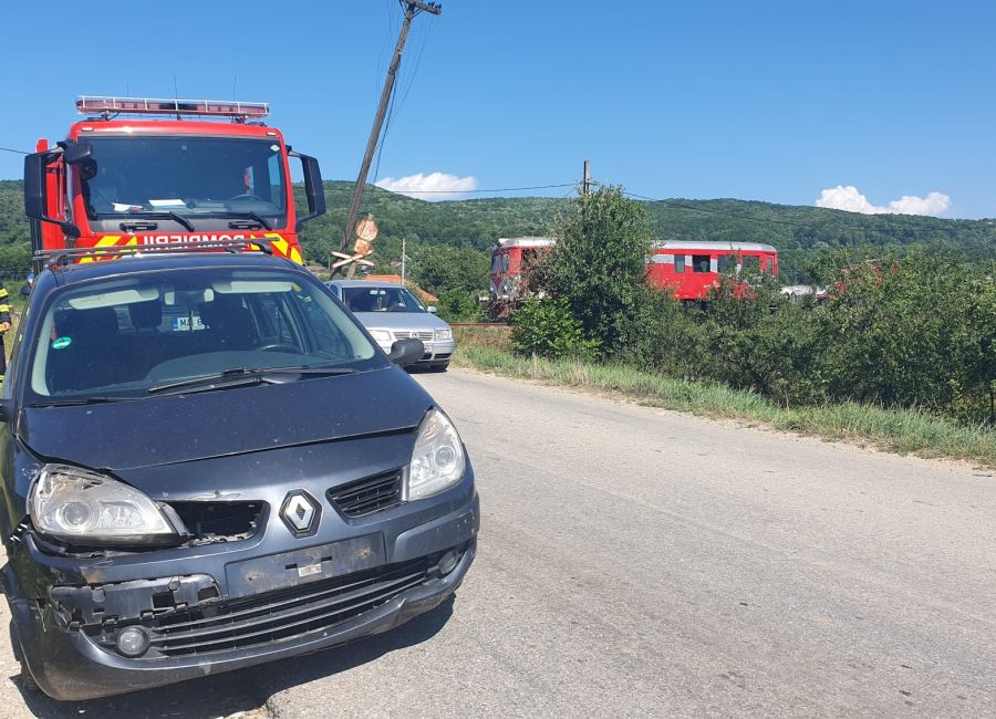 ACUM! Mașină LOVITĂ de TREN în Argeș