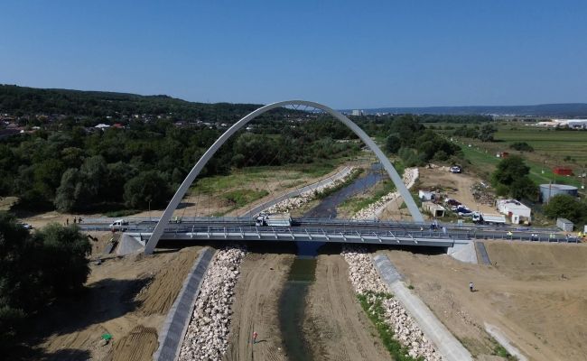 Podul cu cel mai înalt arc din România care leagă Mioveniul de Davidești, aproape de deschidere. Testele de rezistență, trecute cu brio!