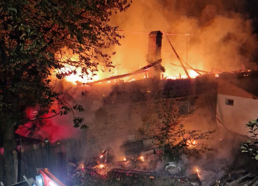O casă a luat FOC în Argeș
