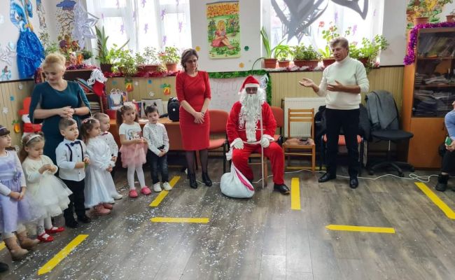 Primarul comunei Bogați, alături de prichindeii din localitate