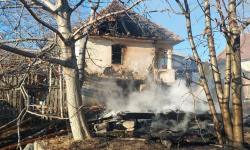 PRĂPĂD în Argeș! Trei case au luat FOC