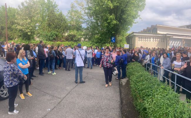 Sute de cadre didactice, PROTEST acum în Pitești
