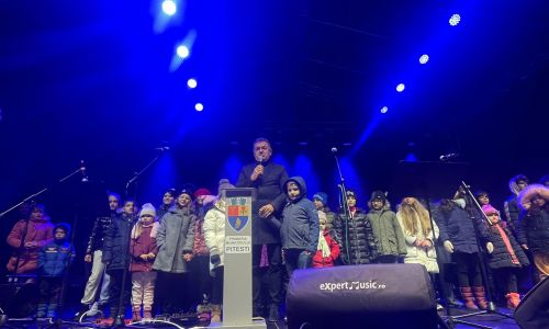 Primarul Cristian Gentea, alături de un grup de copii a aprins iluminatul festiv