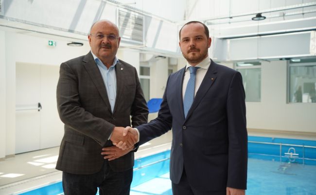 Secretarul de stat al ministerului Sănătății, Alexandru Rogobete, alături de președintele Ion Mînînză în vizită de lucru la spitalele din Argeș. Va fi construit un Centru de Radioterapie la Pitești!
