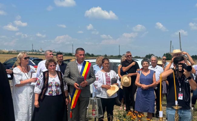 Moment emoționant în comuna Bradu! A fost sfințită o troiță!