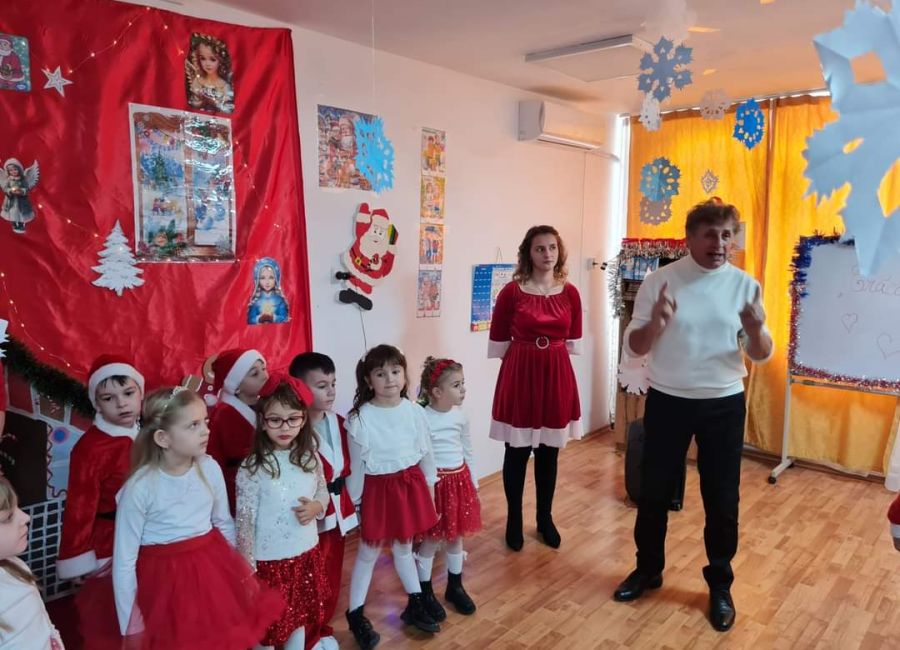 Primarul comunei Bogați, alături de prichindeii din localitate