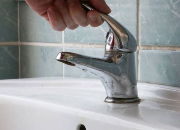 Se sistează furnizarea apei potabile în zona de sud a Piteştiului