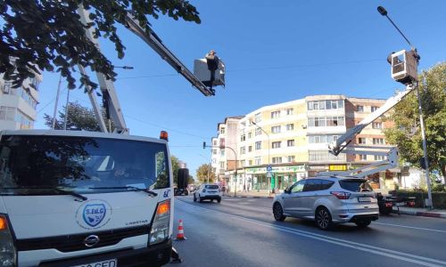 Au început lucrările de montare a iluminatului ornamental de iarnă la Mioveni
