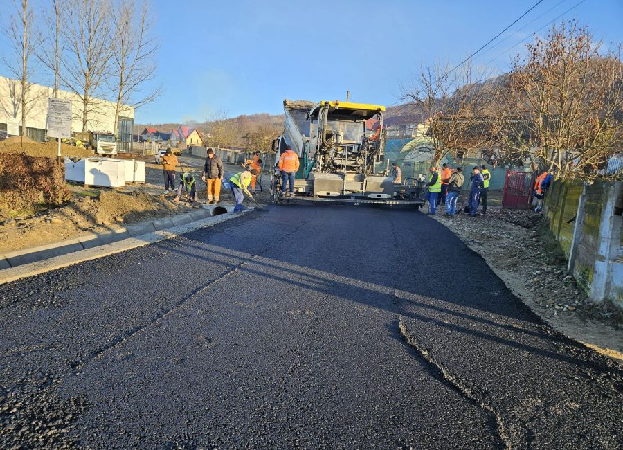 Lucrări de asfaltare în comuna Budeasa