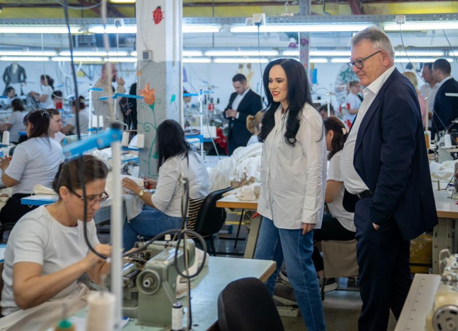 Ministrul Simona Bucura Oprescu a vizitat o fabrică de confecţii din Dâmboviţa