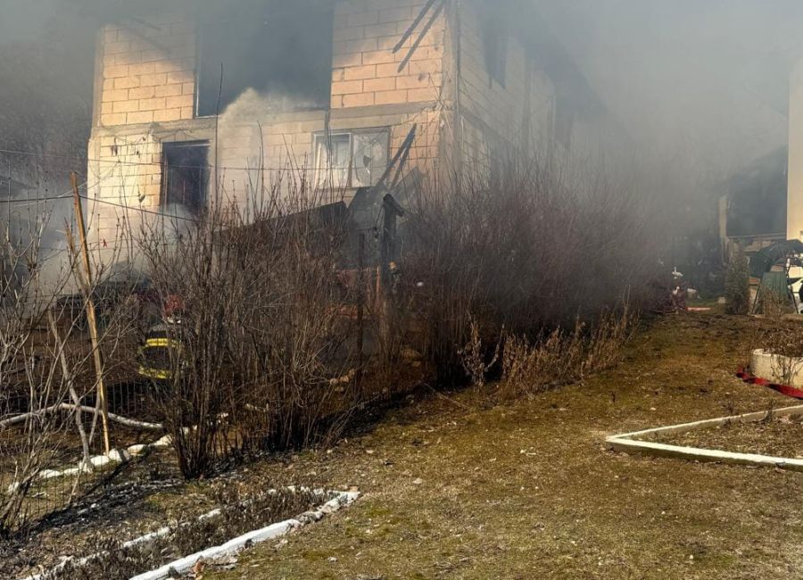 ACUM! Incendiu la o casă din Argeș!