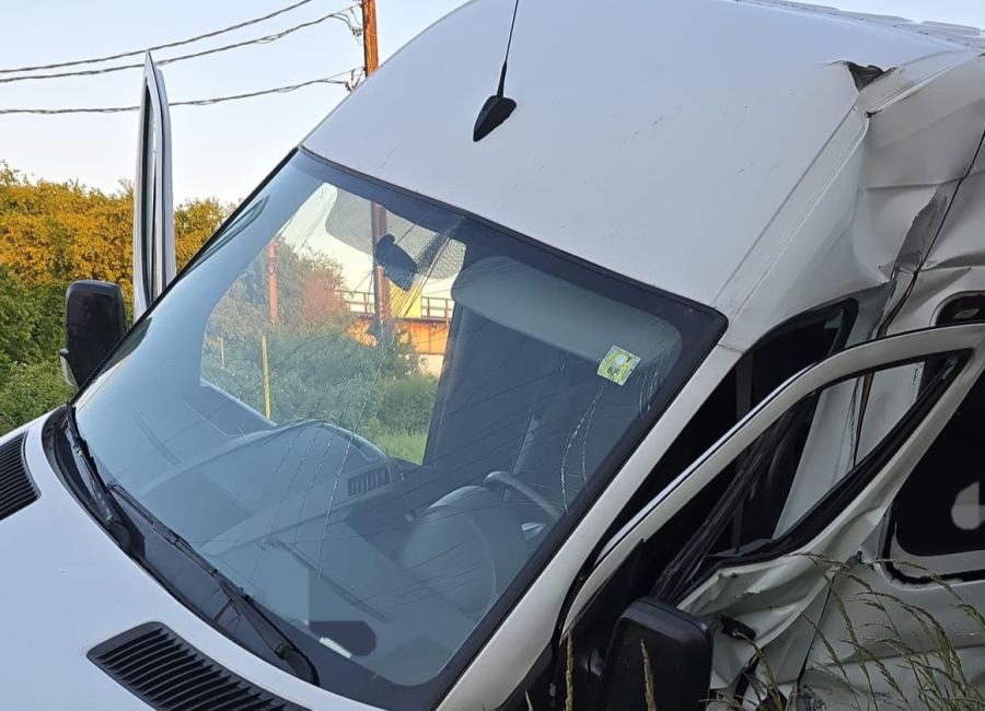 Accident GRAV în Argeș! Un microbuz a fost lovit de un TREN