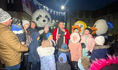 Sărbătoare în comuna Bradu! Primarul Dan Stroe a aprins iluminatul festiv