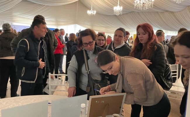Ministrul Simona Bucura-Oprescu, președintele CJ Argeș Ion Mînzînă și primarul Cristian Gentea s-au întâlnit cu angajatorii și candidații de la Bursa Locurilor de Muncă de la Pitești! Argeșul se dezvoltă prin investiții majore care aduc locuri de muncă pl