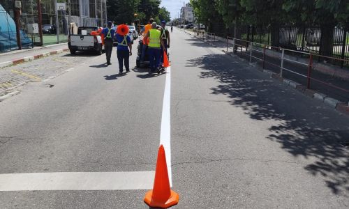 În Mioveni se lucrează la refacerea marcajelor rutiere!