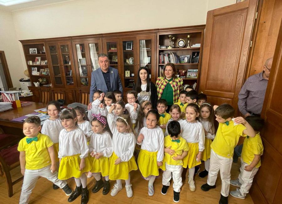 Primarul Cristian Gentea a primit vizita prichindeilor de la o grădiniţă din Piteşti