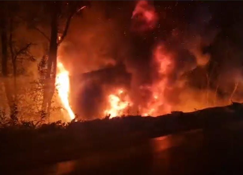 Azi-noapte, accident GRAV în Argeș! Un TIR a luat FOC