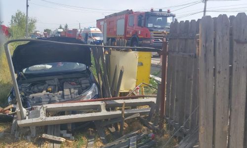 Accident în Argeș! A DĂRÂMAT un stâlp de electricitate