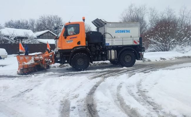 În Pitești se intervine pentru deszăpezire