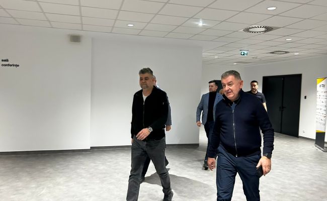Marcel Ciolacu împreună cu Cristian Gentea la meciul de handbal România-Portugalia de la Pitești