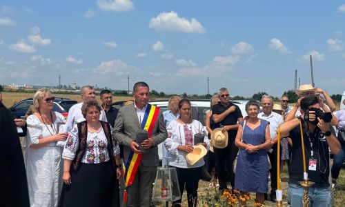 Moment emoționant în comuna Bradu! A fost sfințită o troiță!