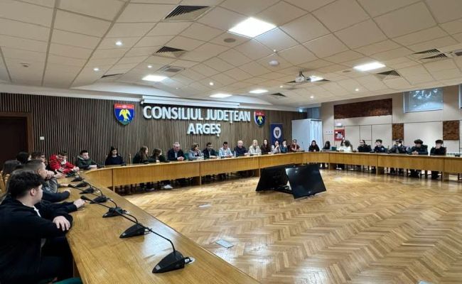 Zeci de elevi din România și Serbia, în vizită la Consiliul Județean Argeș