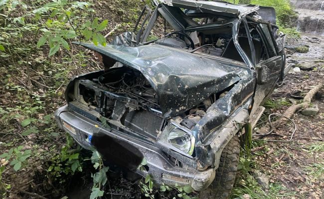 Mașină căzută în râpă la Arefu!