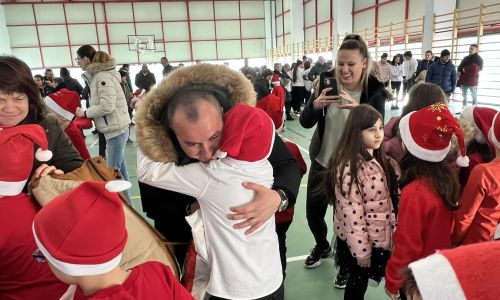 Primarul comunei Budeasa, cadouri pentru copiii din localitate