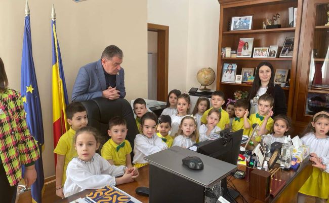 Primarul Cristian Gentea a primit vizita prichindeilor de la o grădiniţă din Piteşti
