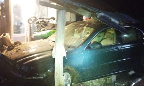 Accident în Argeș! A intrat cu mașina într-o gospodărie
