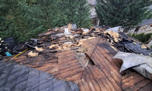 Azi-noapte, INCENDIU la o casă în Argeș
