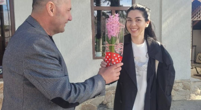 Primarul Dan Stroe a oferit flori doamnelor și domnișoarelor