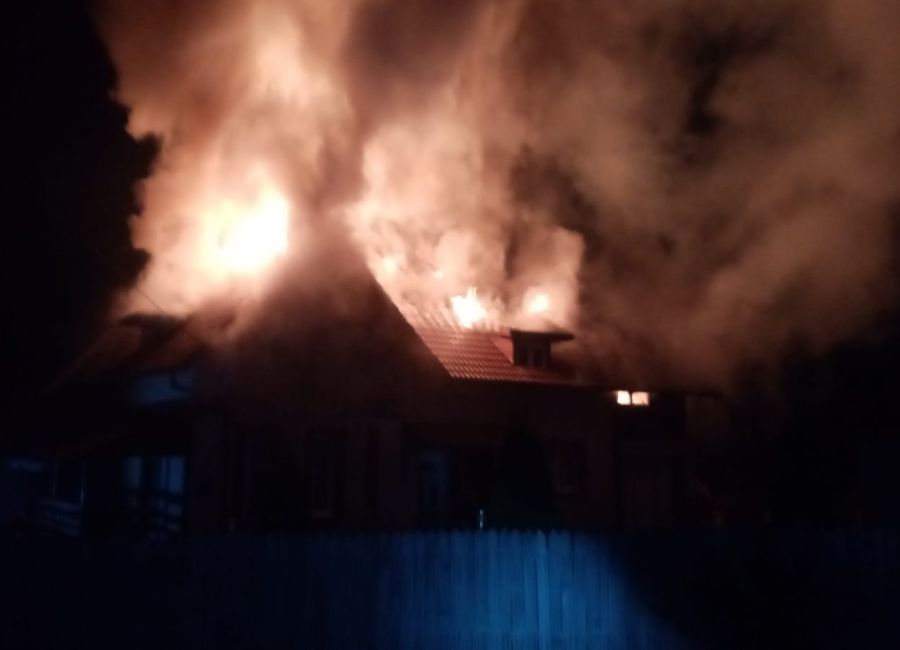 Azi-noapte, o casă a luat FOC în Argeș