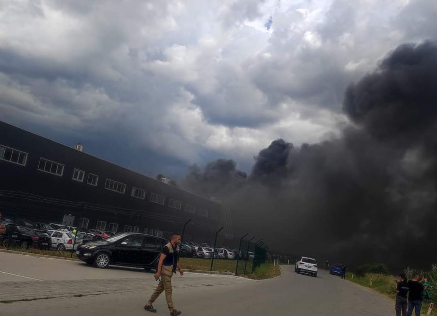 ACUM! INCENDIU la o FABRICĂ din Argeş