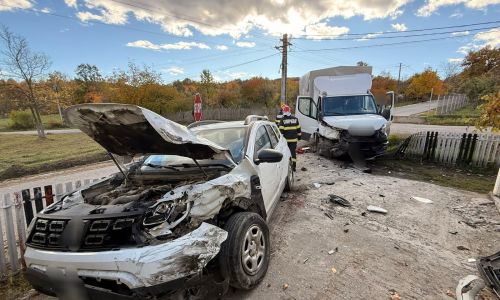 ACUM! Accident cu DOUĂ MAȘINI în Argeș!