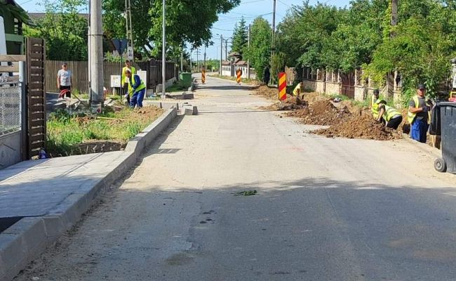 În Topoloveni se lucrează la modernizarea străzilor