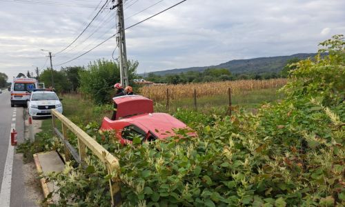ACUM! Accident în Argeș! A intrat cu mașina într-un șanț