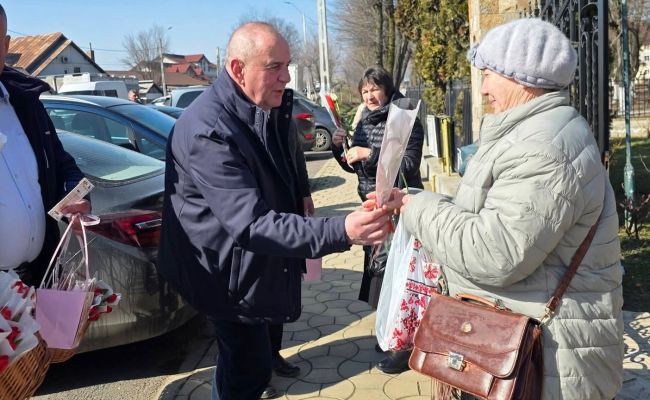 Primarul Nicolae Velcea a oferit flori doamnelor și domnișoarelor!
