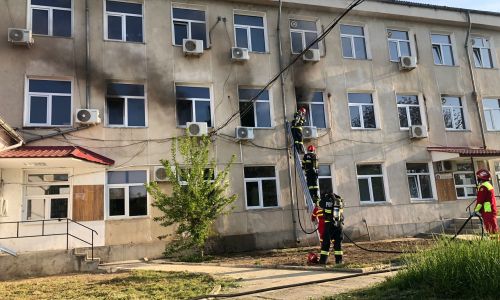 Incendiu la sediul unei instituții importante din Argeș